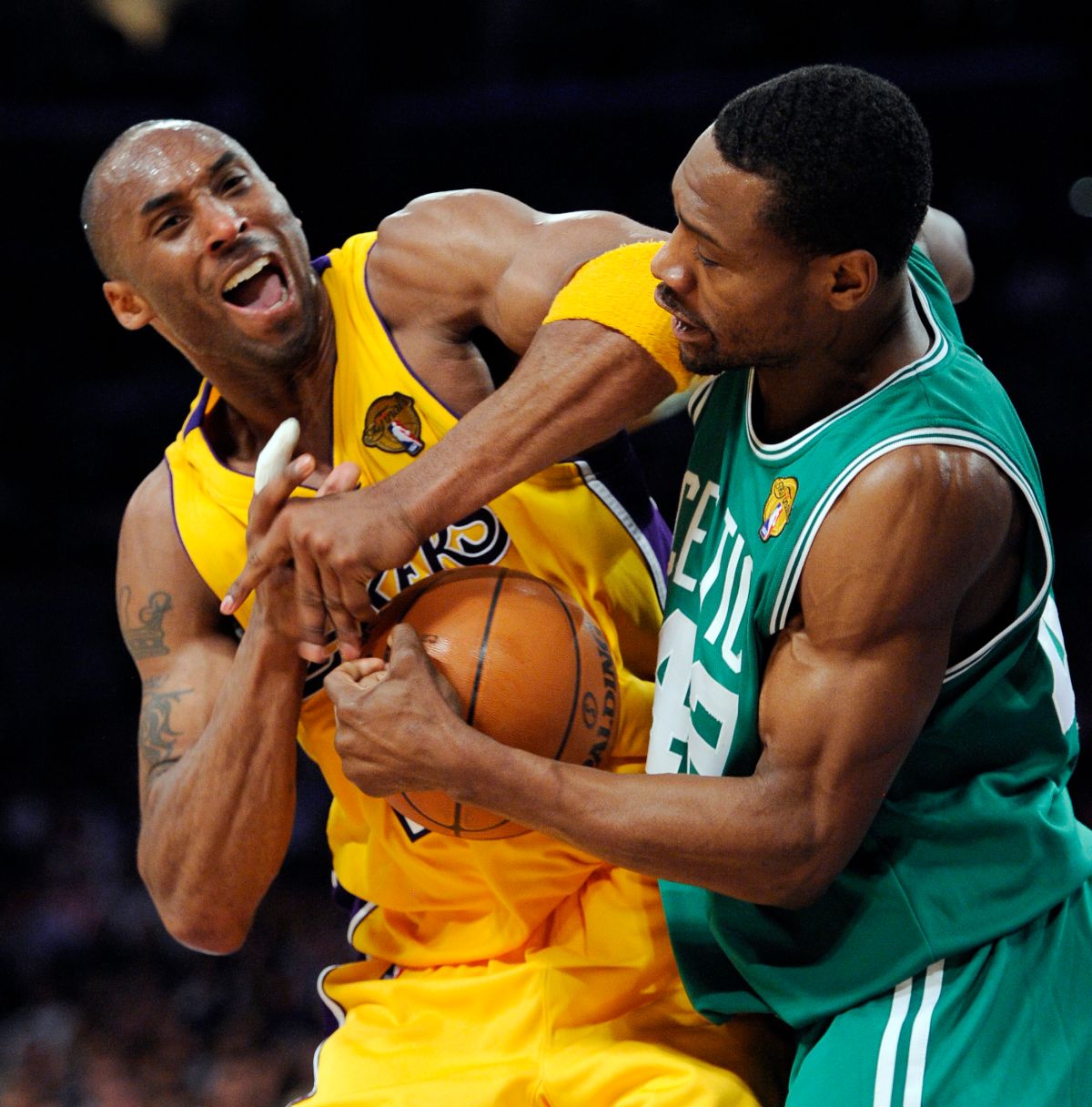 Kobe Bryant受到Tony Allen的嚴防。（圖／美聯社／達志影像）