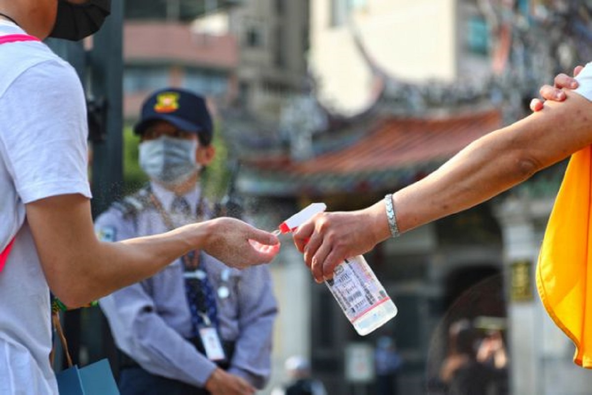 新冠肺炎持續蔓延，酒精、乾洗手都成了防疫的必備品。中央社記者王騰毅攝 109年4月10日