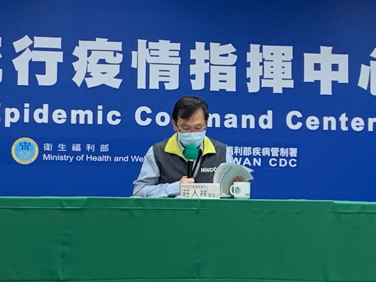 ▲中央流行疫情指揮中心發言人莊人祥說明4月12日新增1本土個案，在解隔離後再確診的疫調情況。（圖／記者顏真真攝）