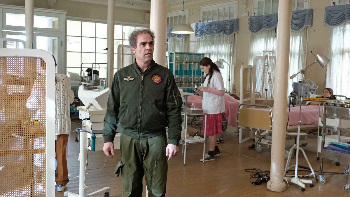 ▲《搭火車旅行好吃驚》中，戰地醫院的護理師為了維持醫院營運，每月獻出一個未成年孤兒給皮條客。（圖／天馬行空）