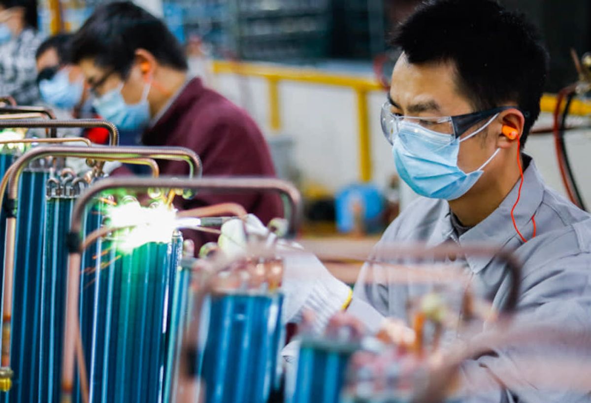 ▲中國大陸工廠內，正在工作的工人。（圖／翻攝自日經新聞）