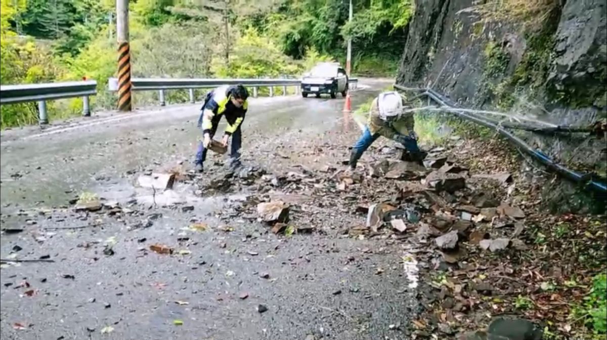 ▲梨山地區2天連續降雨，（中橫公路）91.6公里處道路邊坡上方土石掉落擊中水管，造成水管破裂噴水，員警徒手合力清除碎石。 (圖／警方提供2020.4.12)