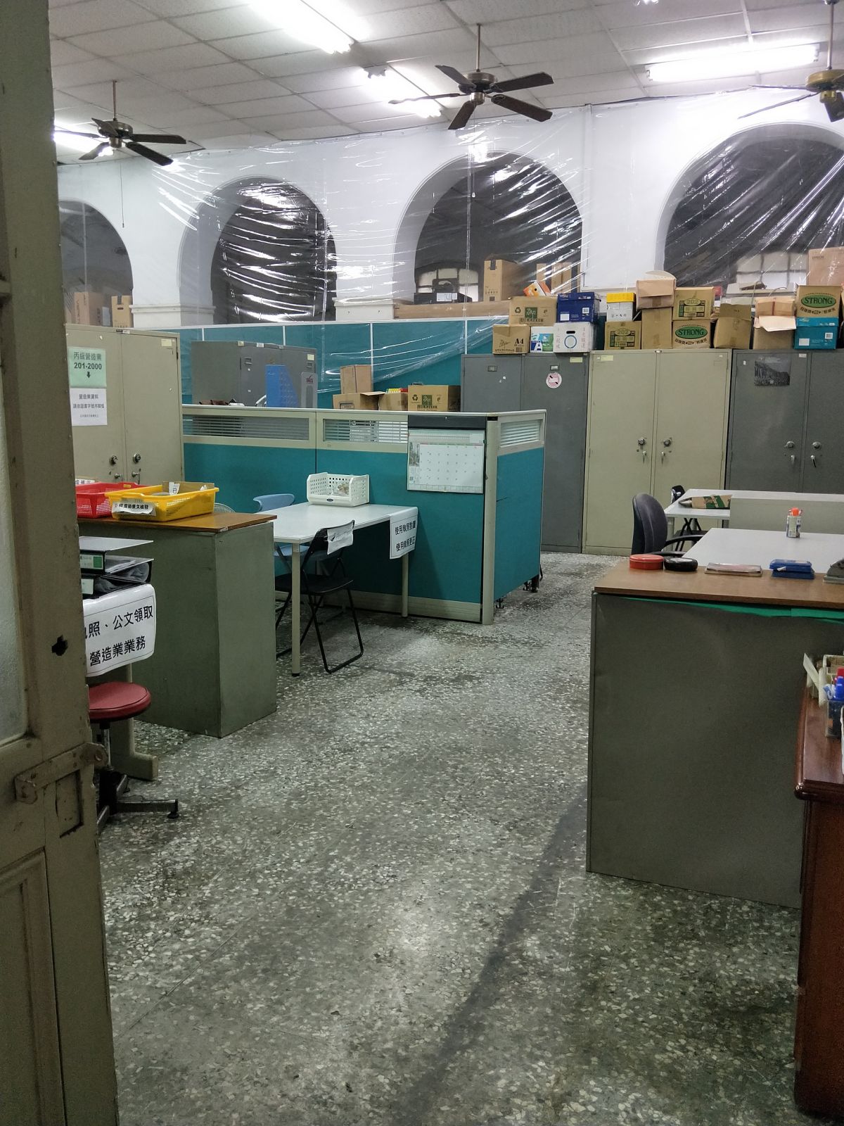 ▲台中州廳13日起調整州廳內部空間，出入口將安排量測體溫、實名登記，並由專人門口引導民眾至洽公區，「分艙分流」。 (圖／都發局提供2020.4.12)