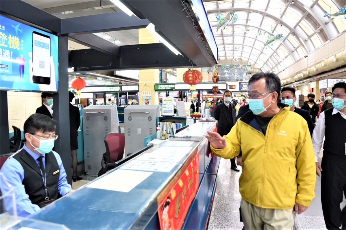 ▲賴峰偉說經常往返台灣澎湖的軍人、就醫居民及搭機經商的生意人，有可能將病毒帶進澎湖的說法引發從事旅遊業的民眾反彈，澎湖的「超前布署」做的太過將打擊產業。（圖／澎湖縣政府提供）