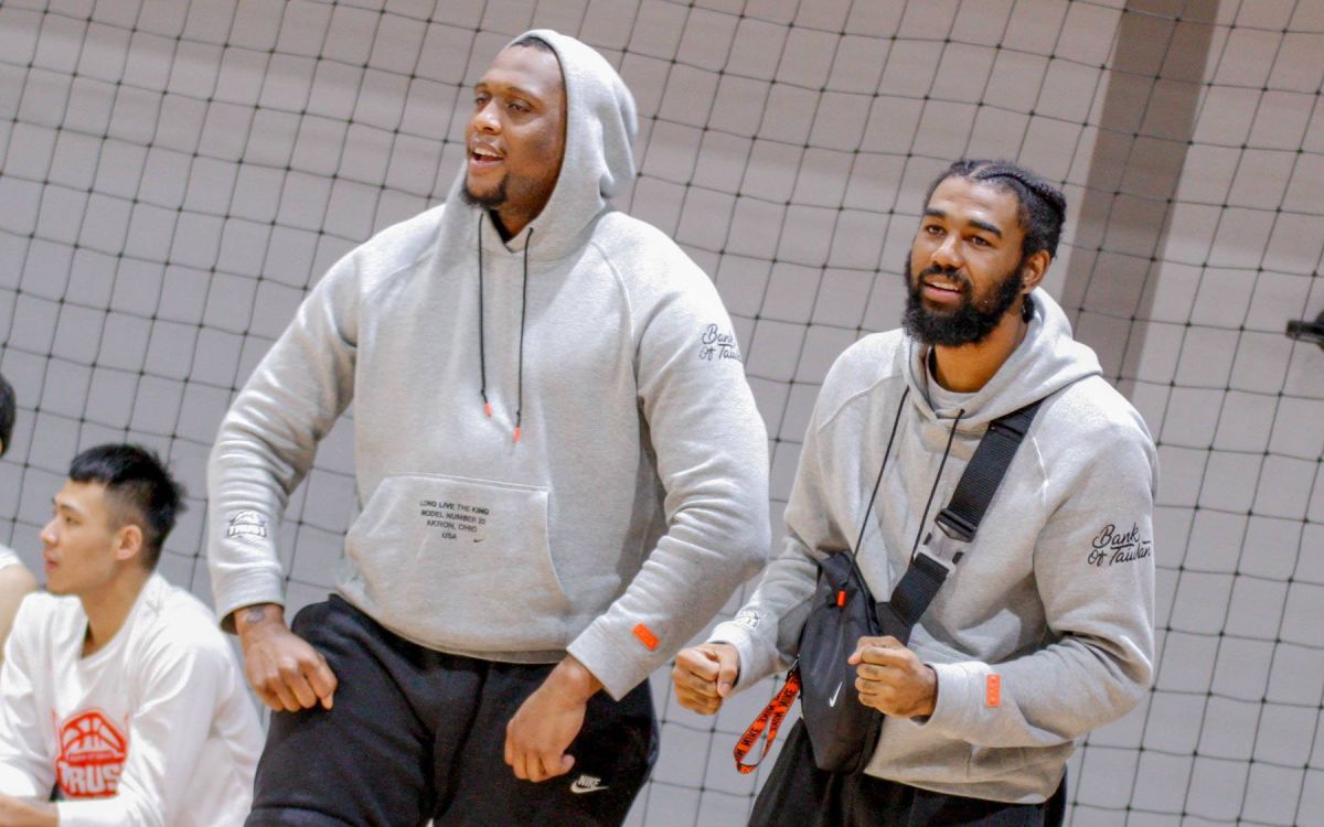 米歇爾(左)瓊斯(右)雖然最終戰坐壁上觀，但在板凳席上仍為隊友好表現吶喊展現熱情（圖／林建嘉攝）