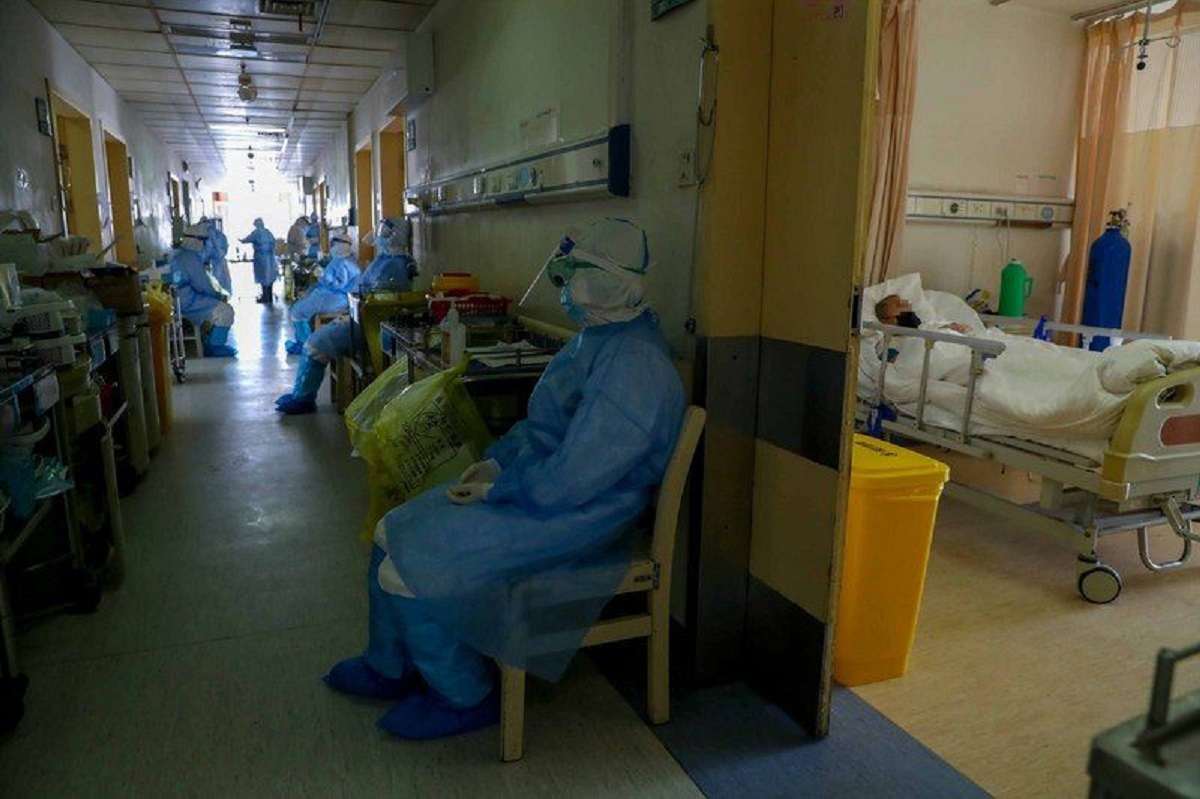 2019年新型冠狀病毒疫情讓武漢市內醫療體系瀕臨崩潰，中國各省市自治區共調派4萬多名醫護人員支援武漢。圖為2020年3月8日武漢市紅十字會醫院的加護病房情況。（中新社提供）中央社  109年4月8日