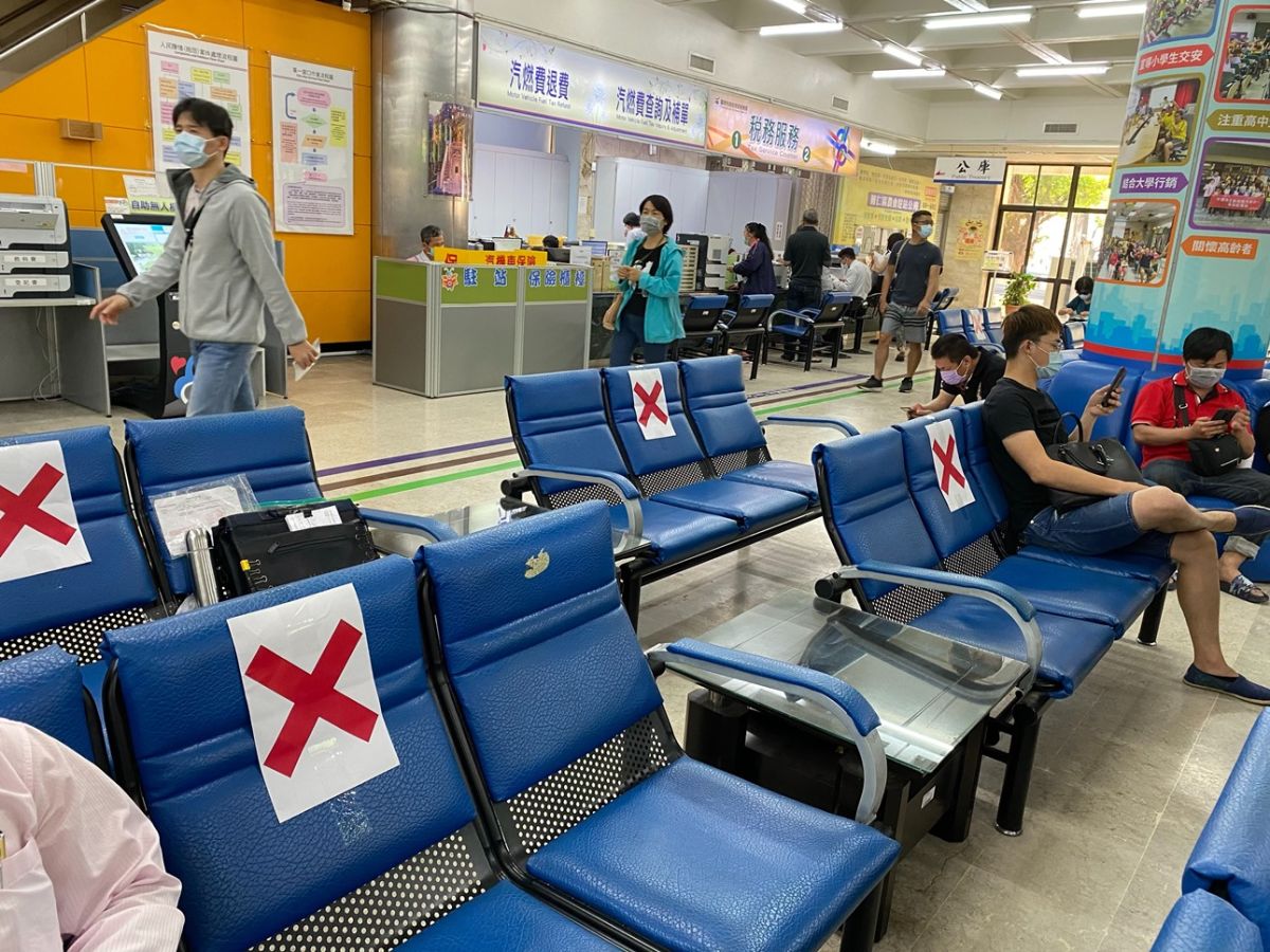 ▲自4月13日起，進入台南監理站全程配戴口罩，並保持安全社交距離。（圖／台南監理站）