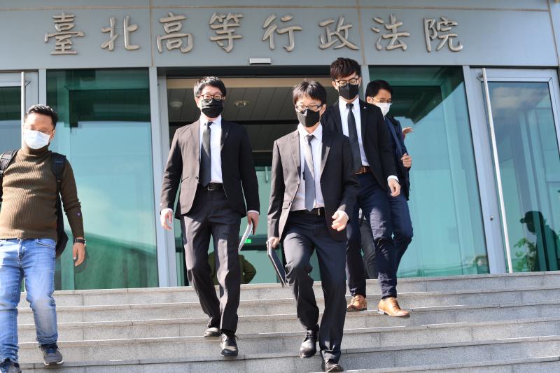 霸韓團體13日到台北高等行政法院遞狀，要參與韓國瑜陣營發起的行政訴訟。 (圖/記者陳明安攝)