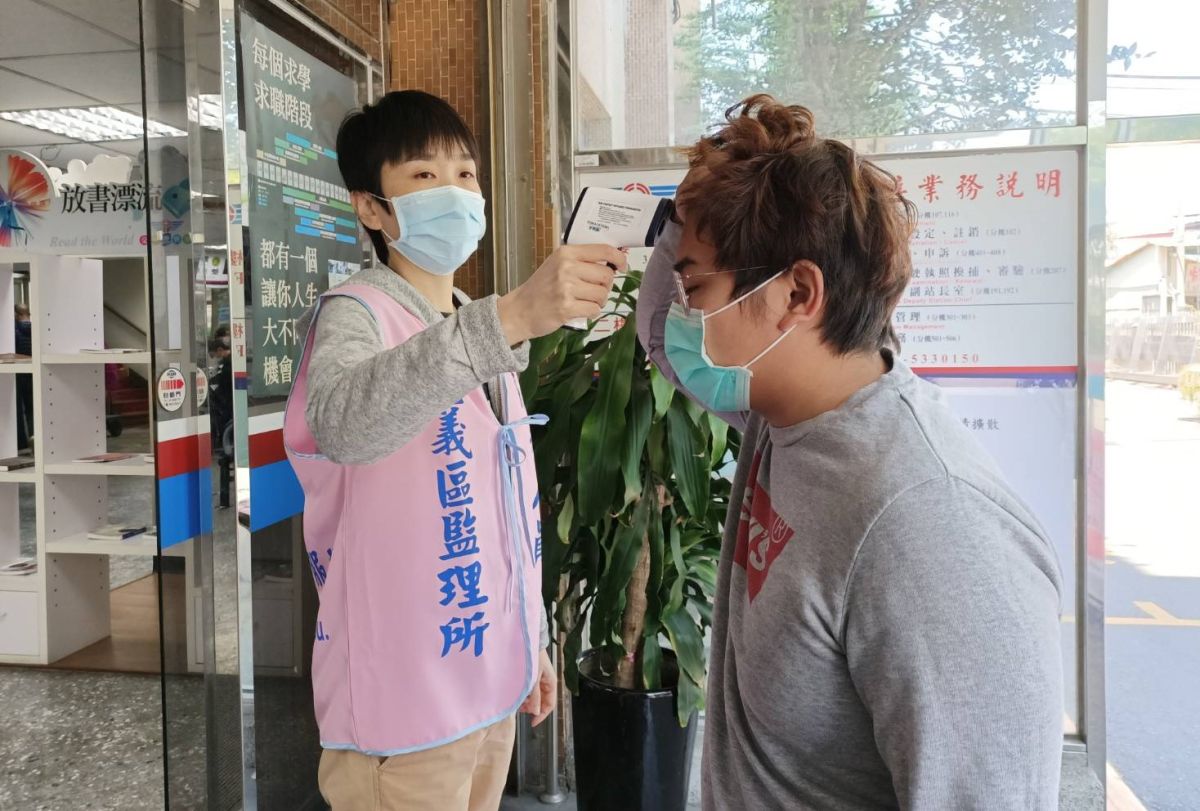 ▲今日起進入監理站洽公要全面佩戴口罩、量體溫。（圖／記者蘇榮泉攝，2020.04.13）