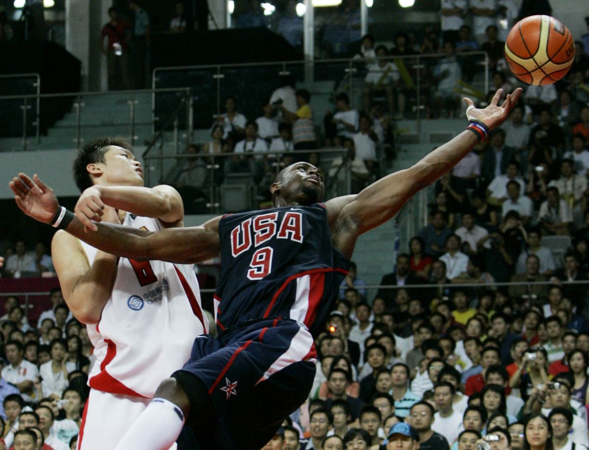 Dwyane Wade切入遭到大陸國手朱芳雨的封蓋。（圖／美聯社／達志影像）