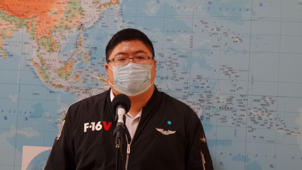 ▲民進黨立委蔡易餘分析檢方之所以以證人身份傳喚前總統馬英九釐清三中案的原因。（圖／記者呂炯昌攝, 2020.4.13）