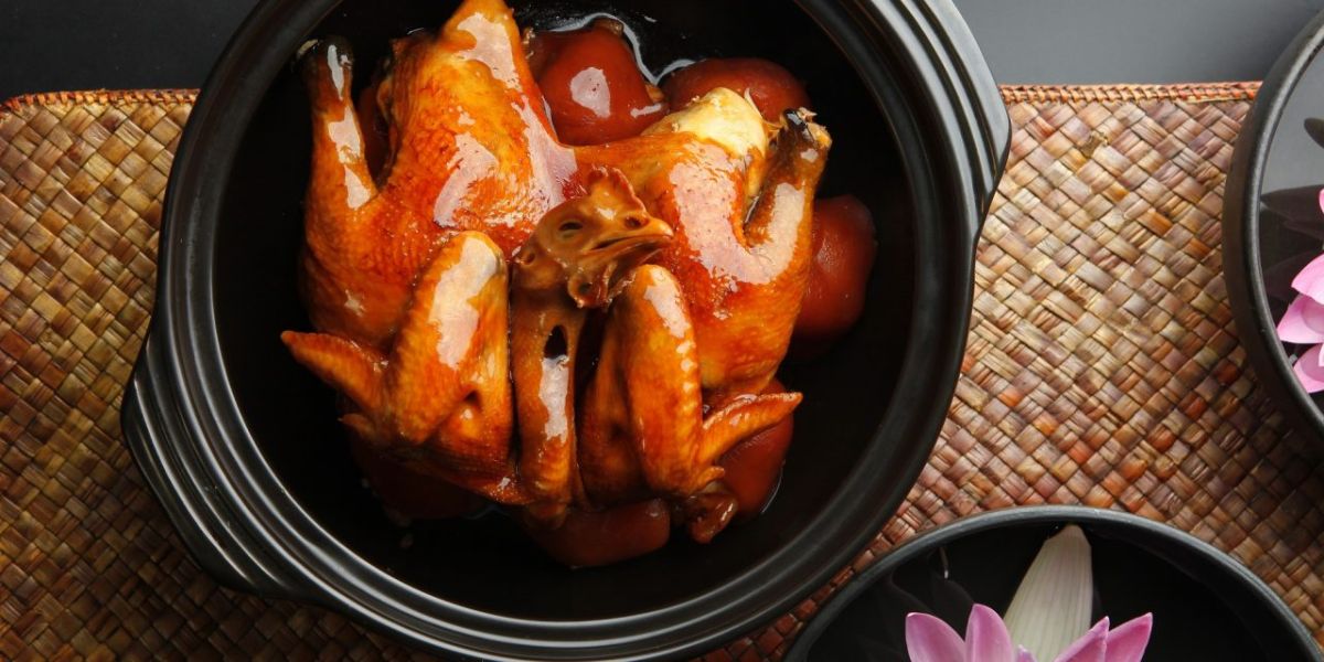 ▲涵碧缽香神仙雞，選用日月潭在地農家土雞，搭配醬色起稠，甘美順口的滋味，是需多造訪涵碧樓的客人，必點的ㄧ道美食。（圖／業者提供）