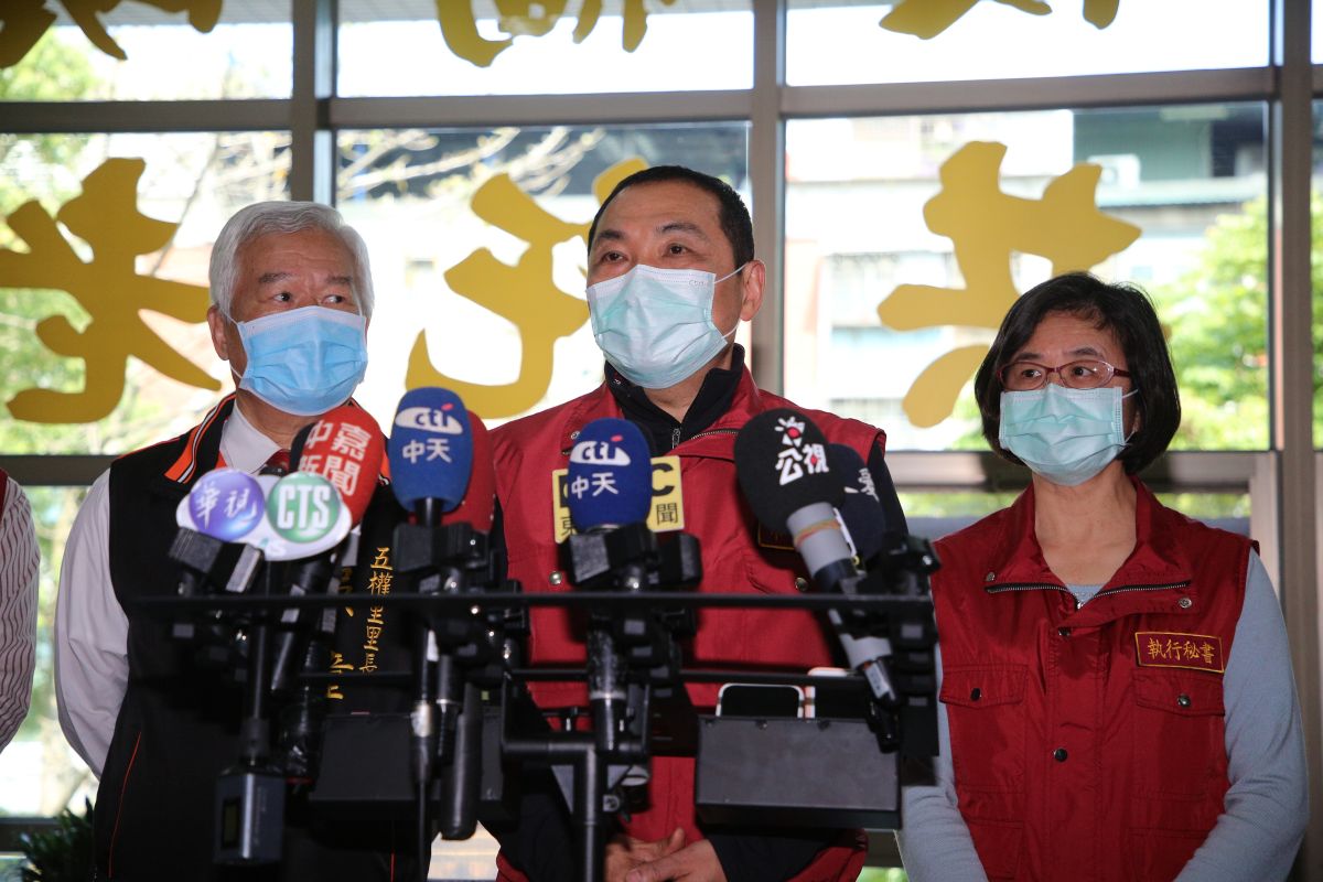 ▲侯友宜回應，祭出處罰條款絕對能提高戴口罩率，但目前仍已勸導為主，非必要性不會處罰，民眾只要非故意不戴口罩，不會刻意開罰。（圖／新北市衛生局提供）