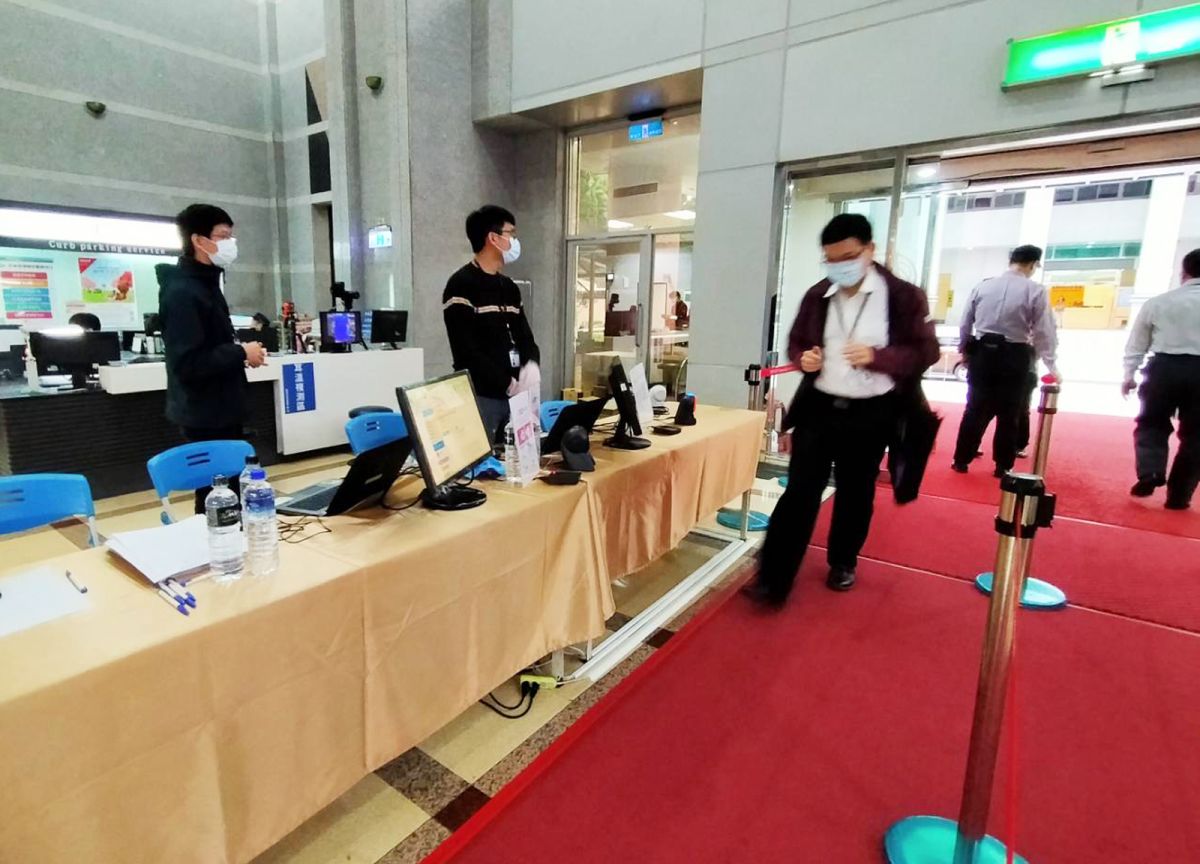 ▲鄭文燦宣布，自下週一(4/20)起，加強防疫作為，除了實名制，洽公民眾「一律要強制戴口罩」。。（圖／資料照片）