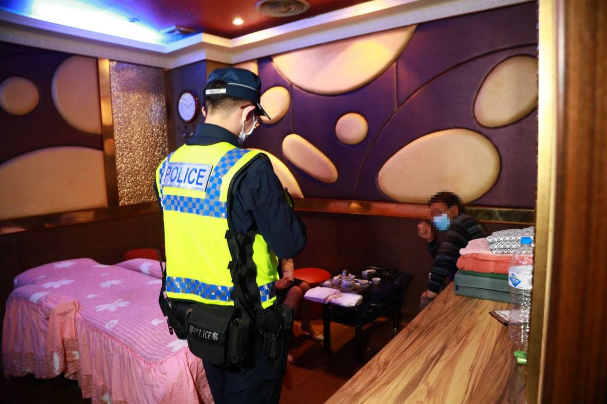 ▲中市府臨檢突擊，查獲1家按摩業有女陪侍，開罰10萬元以上，並命令停業。 (圖／柳榮俊攝2020.4.13)