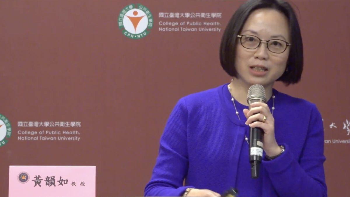 ▲黃韻如今（13）日在台大公衛舉辦的例行記者會上分享新加玻的防疫經驗。（圖／翻攝自台大公衛直播）