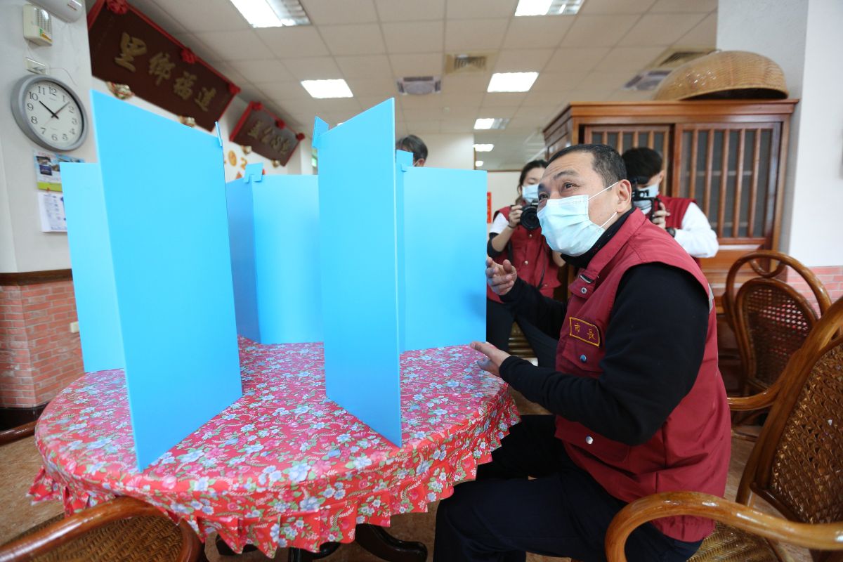 ▲有民眾直接向侯友宜反映人潮太長，建議回復單雙號制，侯回應會向中央反映。（圖／新北市衛生局提供）