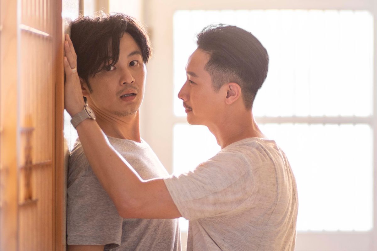 ▲張書偉（左）遭Darren「壁咚兼襲胸」洩男男情 。（圖 / 公視提供）