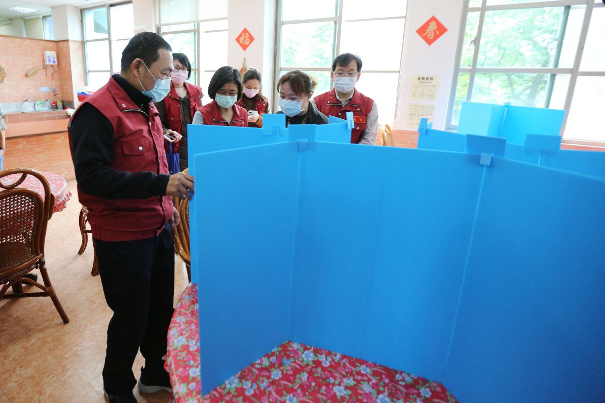 ▲侯友宜被問及兄弟倆是否常交流防疫資訊，他回應很久沒聯絡了，但二哥仍經常透過通訊軟體告訴他很多防疫訊息。。（圖／新北市衛生局提供）