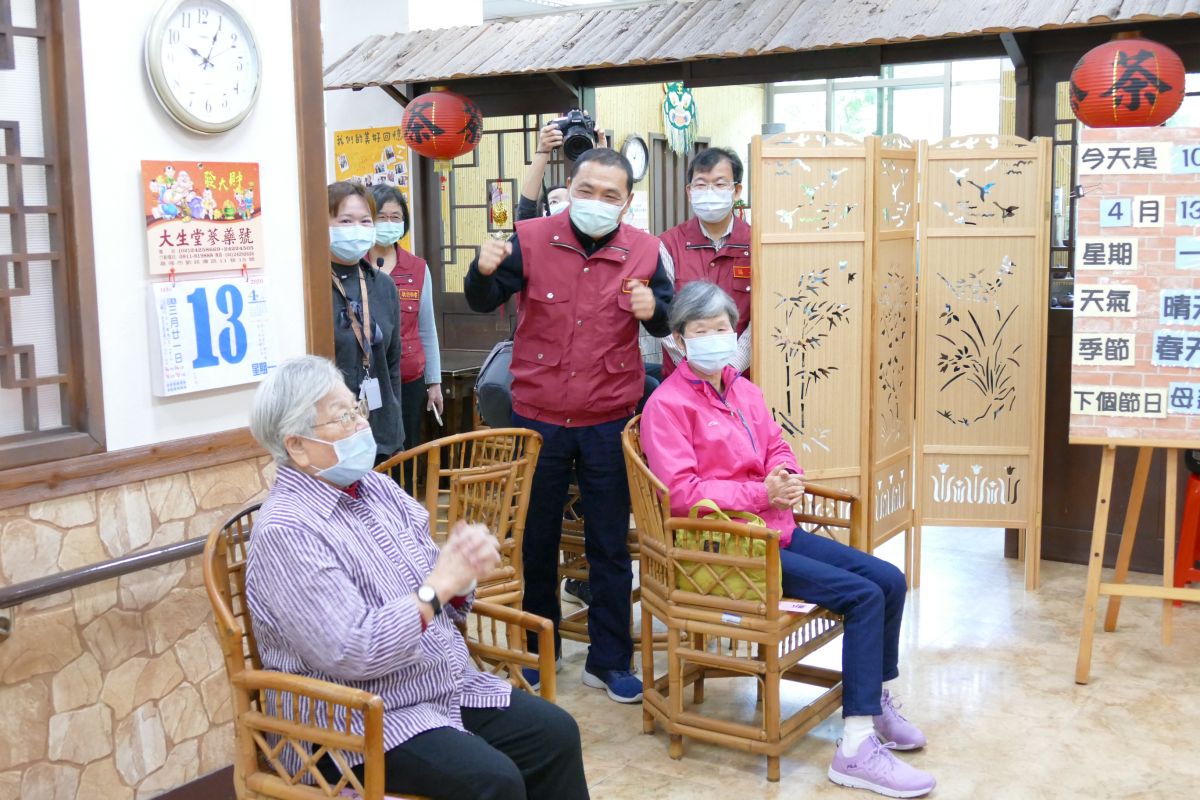 ▲侯友宜對照顧團隊採取「保護不隔離」，飲食上採特製隔板防止飛沫傳播，加強守護長輩健康，表達肯定與感謝。（圖／新北市衛生局提供）
