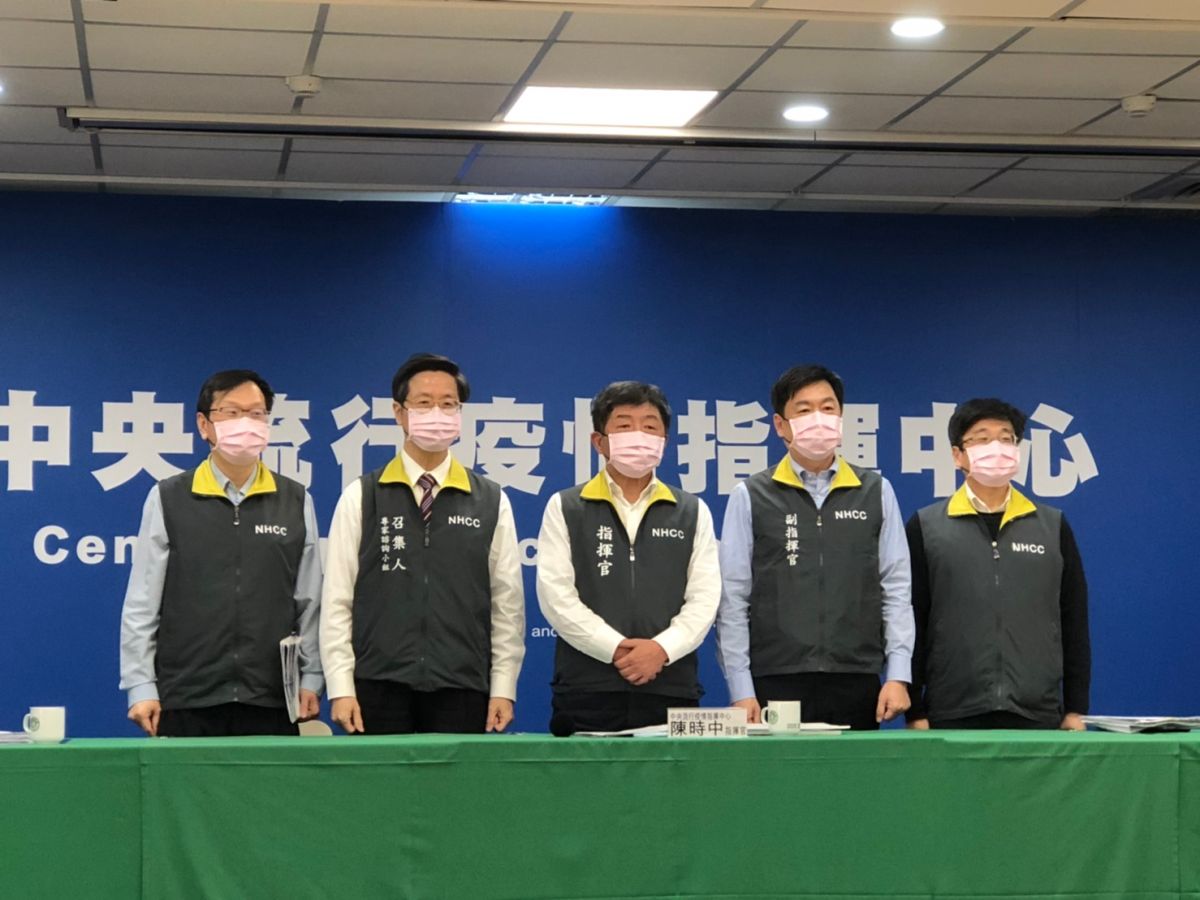 ▲中央流行疫情指揮中心戴上粉紅口罩。（圖／記者劉雅文攝, 2020.04.13）