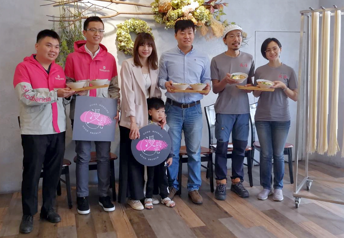 ▲因應防疫需求，漫時光早午餐創辦人徐皖台(右三)、美食外送平台foodpanda區經理蘇子翔(左二)、長安製麵吳冠翬(右二)發起「把風和日麗送到你家」。（圖／記者黃正忠拍攝 , 2020.04.13）