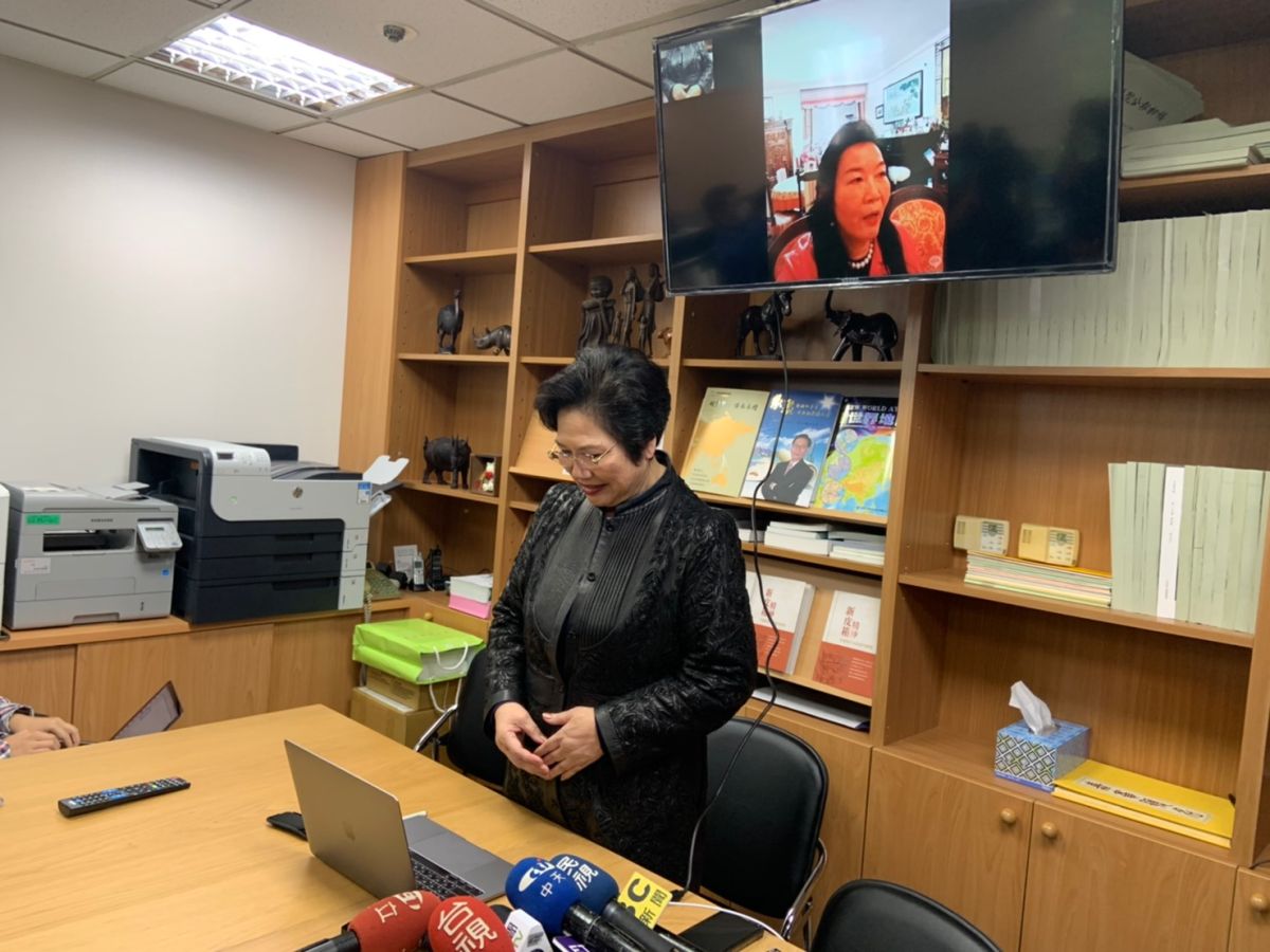 立法委員溫玉霞撥打視訊電話給僑務委員劉金枝。 (圖/記者吳承翰攝)