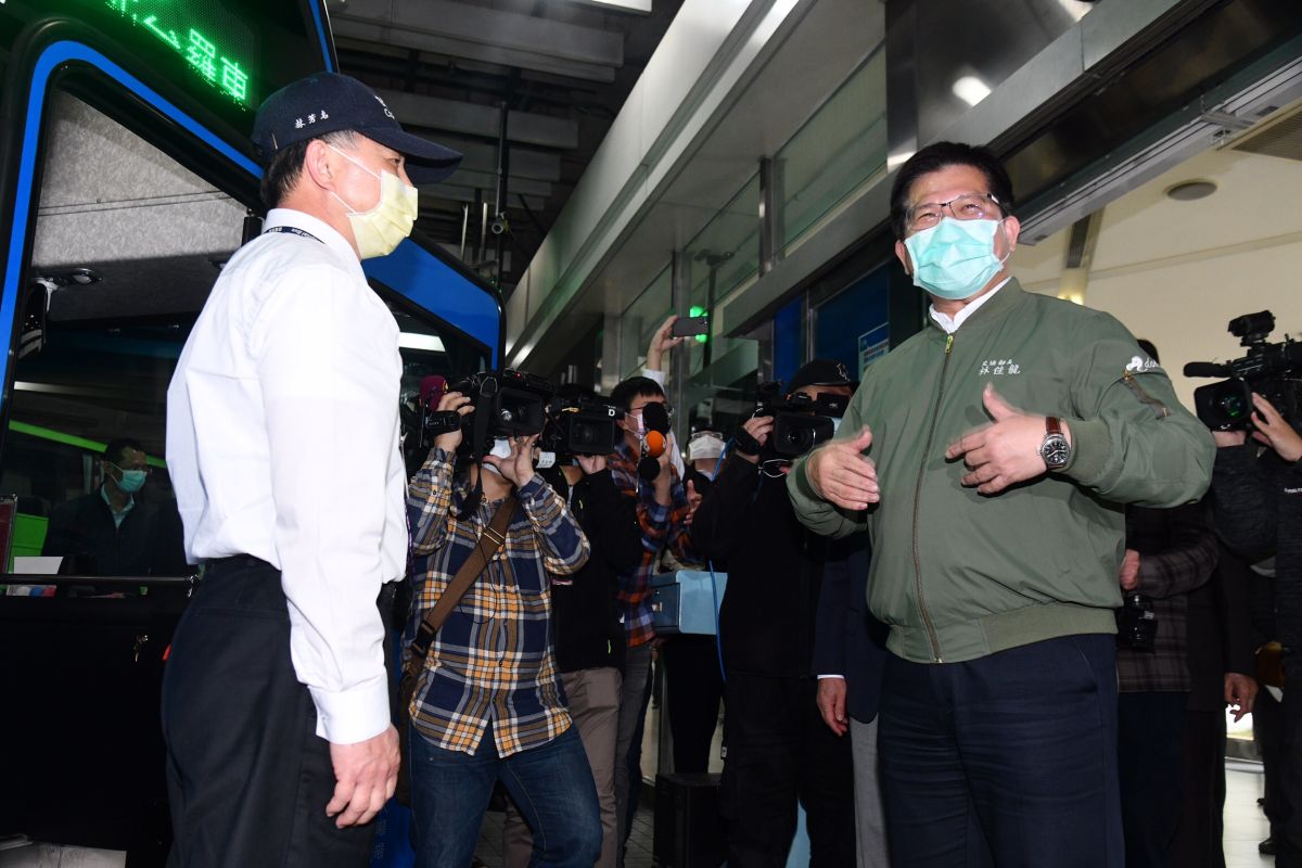 ▲交通部長林佳龍宣布擴大客運補助措施，全台 3,500 輛國道客運，每輛車最高每月補助 3 萬。（圖／記者林伯年攝, 2020.04.13）