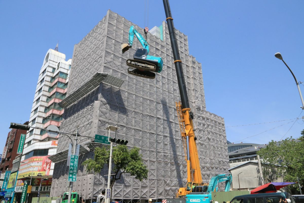 ▲「大智路貫通計畫」，大智慧學苑拆除正式動工 (圖／柳榮俊翻攝2020.4.13)