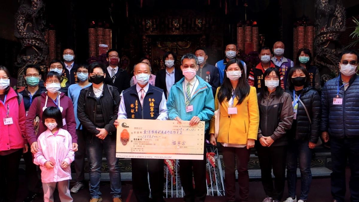 ▲員林市福寧宮在媽祖聖誕千秋前夕，辦理學童獎助學金發放，受到新冠肺炎疫情的影響，廟方特別請各受獎學校派師長到福寧宮領取。（圖／記者陳雅芳攝，2020.04.13）