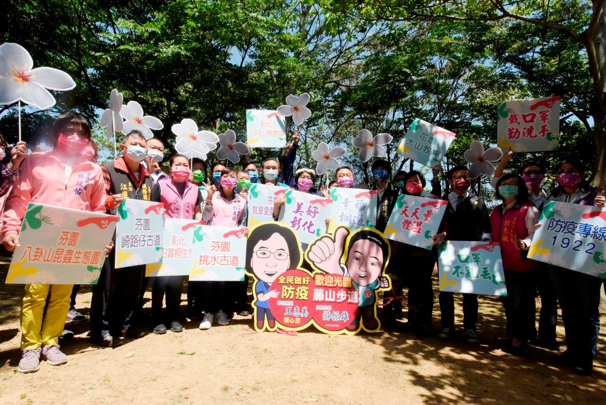 ▲彰化八卦山脈油桐花盛開，縣長王惠美、員林市長游振雄至員林藤山園步道推薦朵朵白皙嬌柔繽紛盛開的油桐花。（圖／記者陳雅芳攝，2020.04.13）