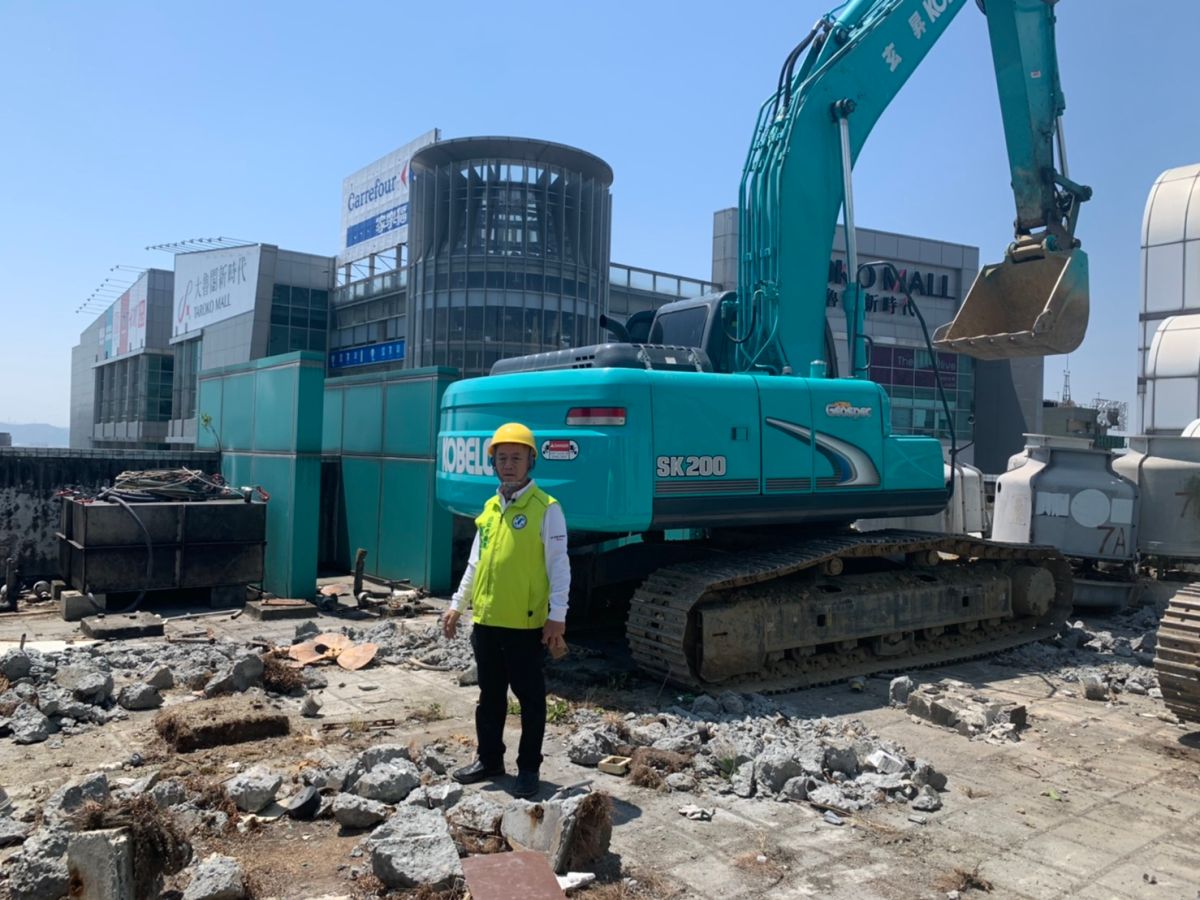 ▲市議員鄭功進主動扮演起工程協調媒介角色，親自監工，打通大智路心願，可說是自己心中的大石也才真正放下。(圖／柳榮俊翻攝2020.4.13)