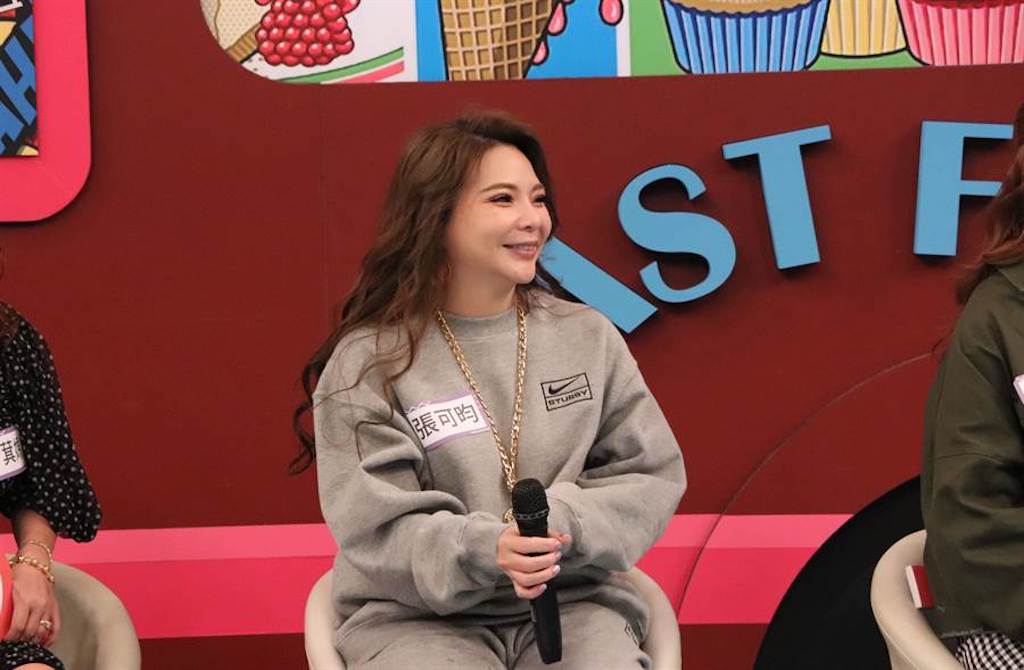 ▲小甜甜透露謝忻曾金援她。（圖／中天）