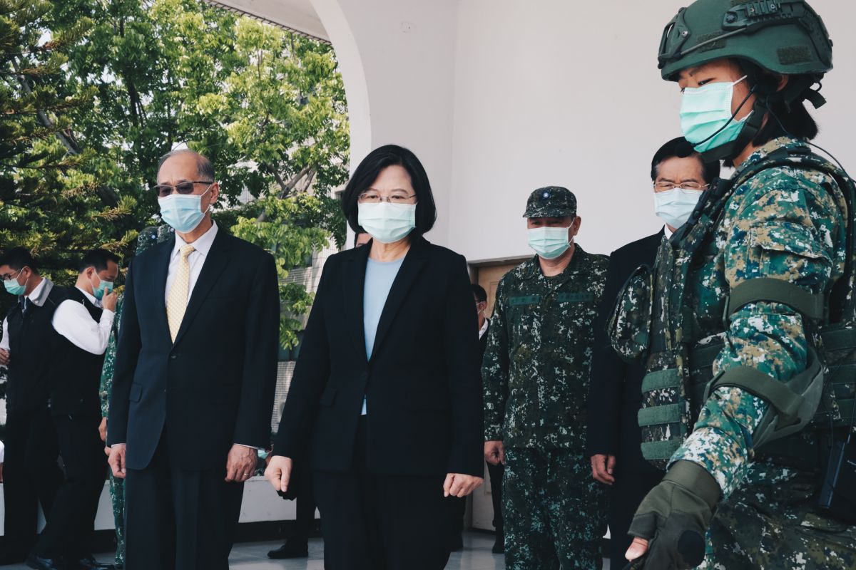 ▲政府推動「口罩外交」提供新冠肺炎疫情嚴重國國家千萬片口罩，但是國軍協助生產口罩卻獲撥補數量不足，讓民眾與立委叫屈。（圖／軍聞社提供）