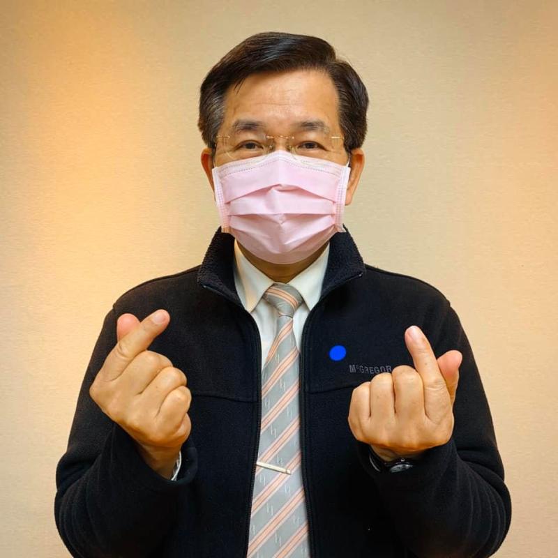 <br> ▲教育部長潘文忠昨日也在臉書上傳自己戴上粉紅色口罩的照片。（圖／翻攝自臉書）