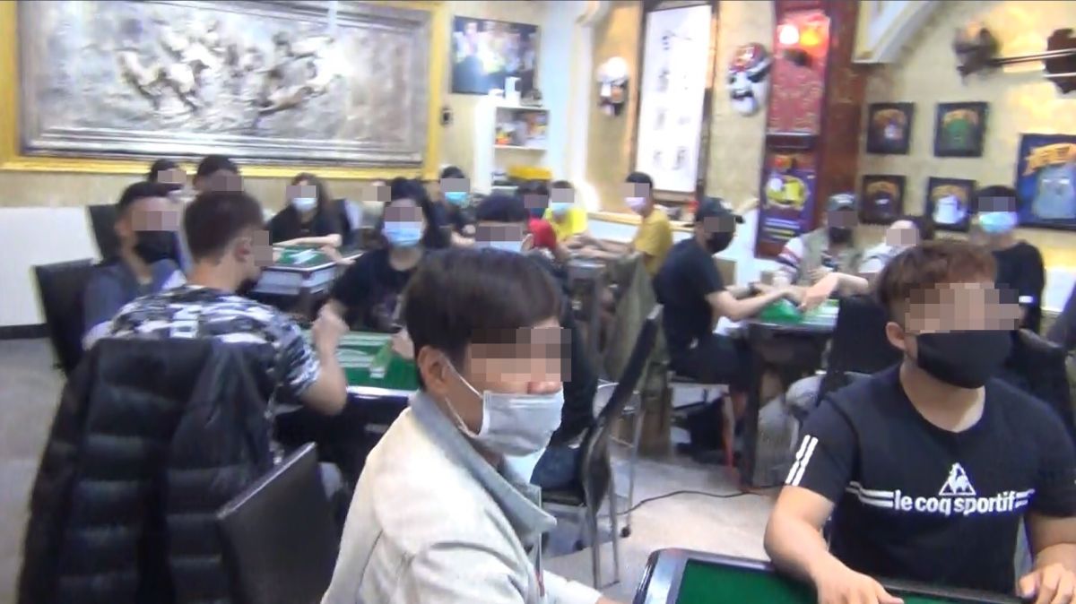 ▲高市警局鹽埕分局今(14)日宣布破獲一起間遊戲主題餐廳暗藏賭博案，當場查獲賭資、賭博器具等物品，逮捕包含工作人員賭客在內的66人。（圖／記者郭凱杰翻攝，2020.04.14）