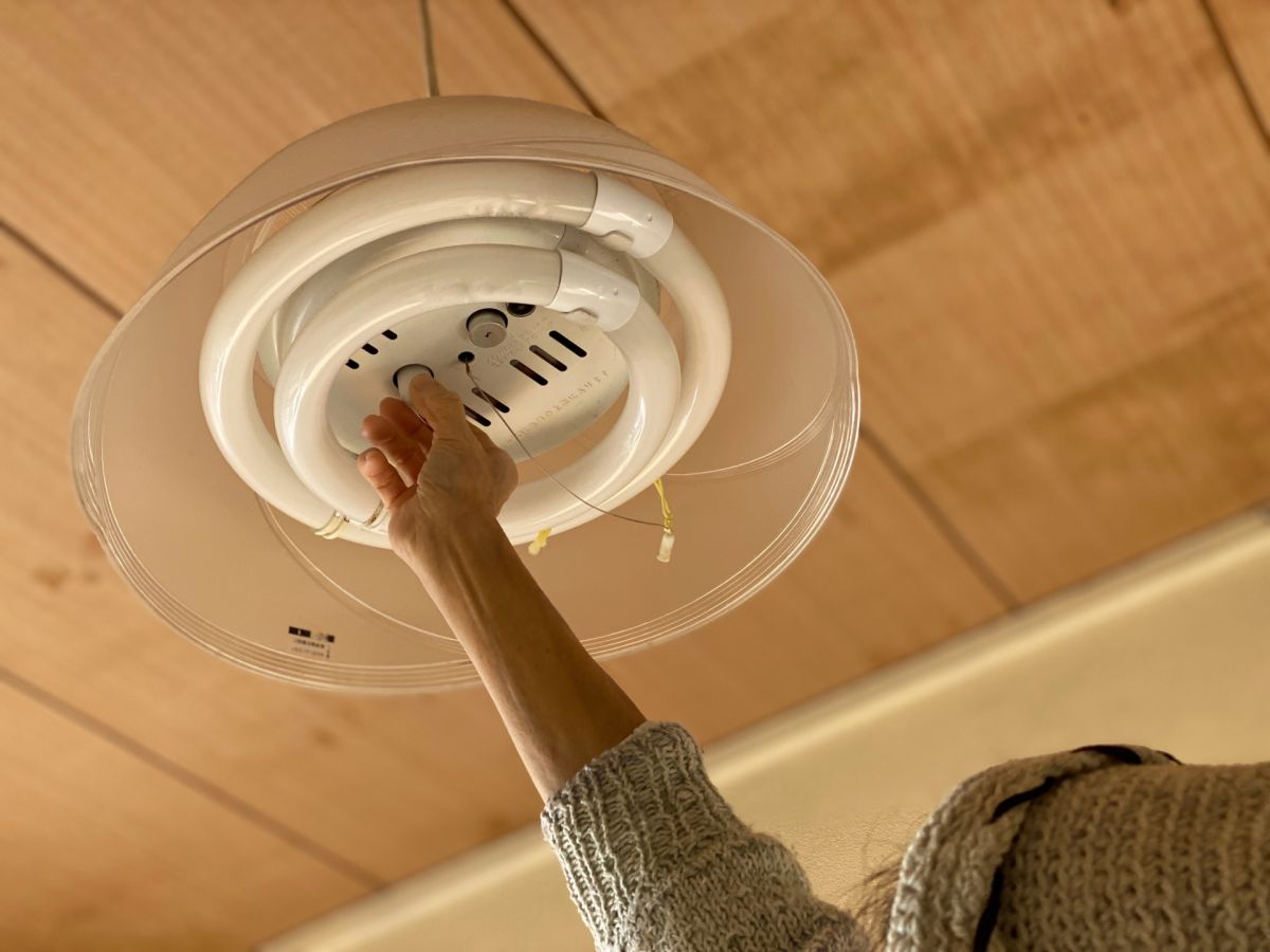 ▲美國一名男子靠「換燈泡」領高薪。（示意圖／非當事人，取自photoAC）