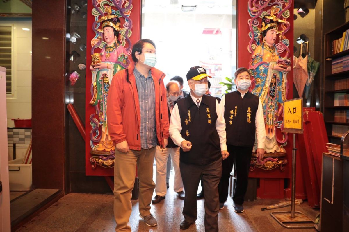 ▲市長林右昌視察慶安宮防疫作為（圖/市府提供）