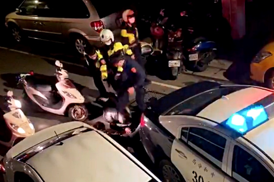 ▲新北市一名15歲鄭姓少年因無照駕駛遇中和分局警員臨檢，心虛之下拒檢逃逸，遭兩名員警攔下壓制，其中一名員警竟抓起少年丟地上並用腳狠踹。（圖／翻攝自網路）