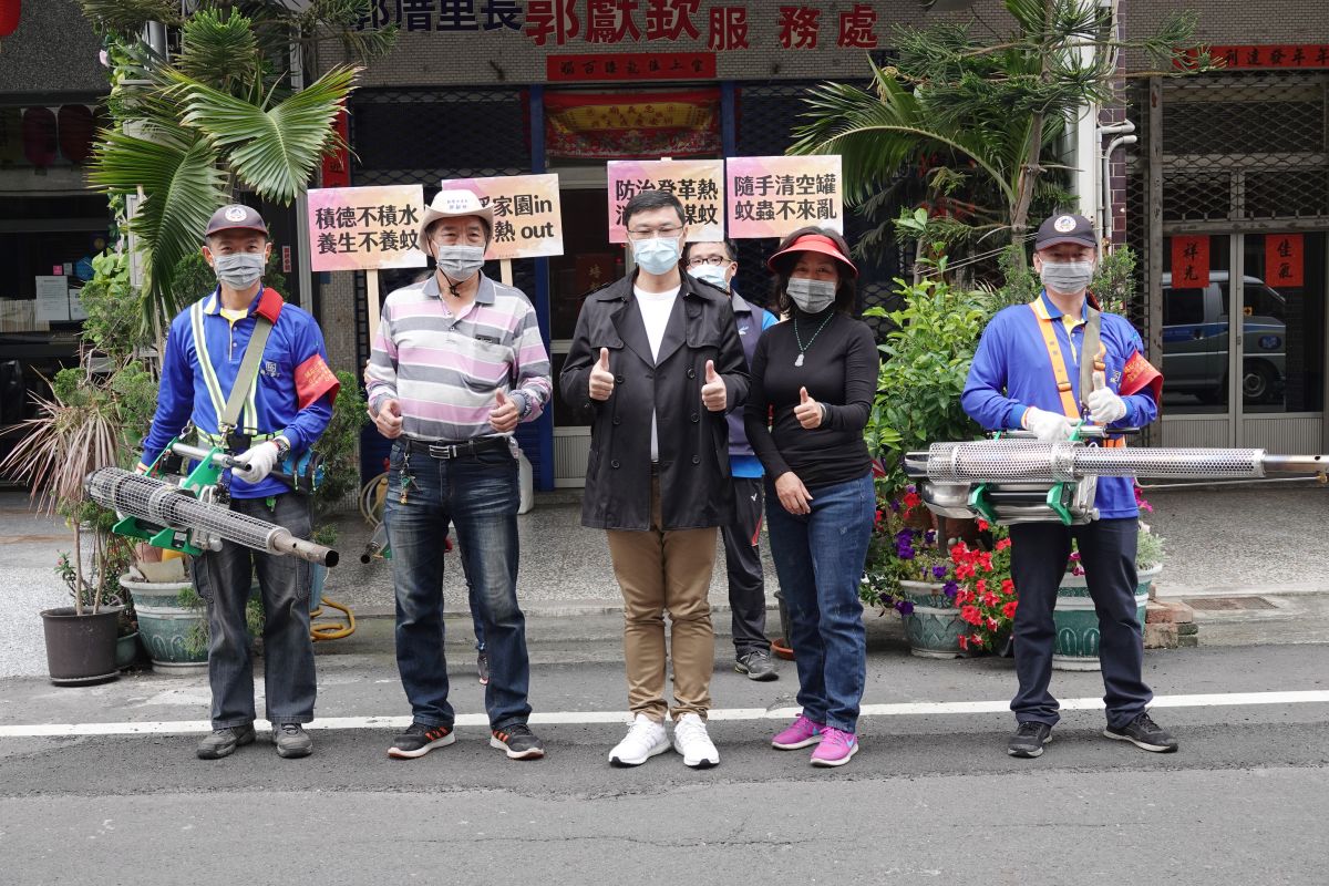 ▲鹿港鎮公所防治登革熱環境衛生消毒噴藥作業，鹿港鎮長許志宏籲請住戶將門前水溝上雜物移開，以利工作人員噴藥。（圖／記者葉靜美攝，2020.04.14）