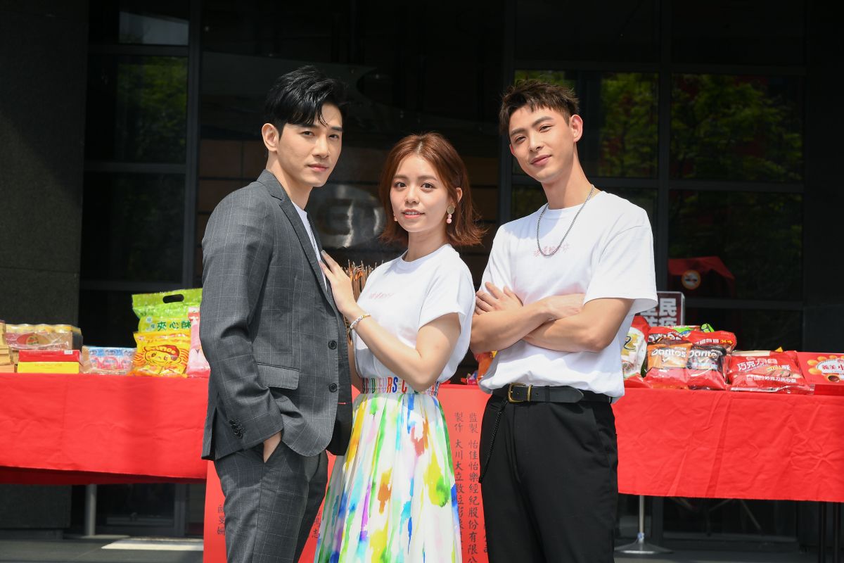 ▲《浪漫輸給你》開鏡儀式，由張立昂（左起）、宋芸樺、連晨翔演出超甜膩偶像劇。（圖 / 三立提供）