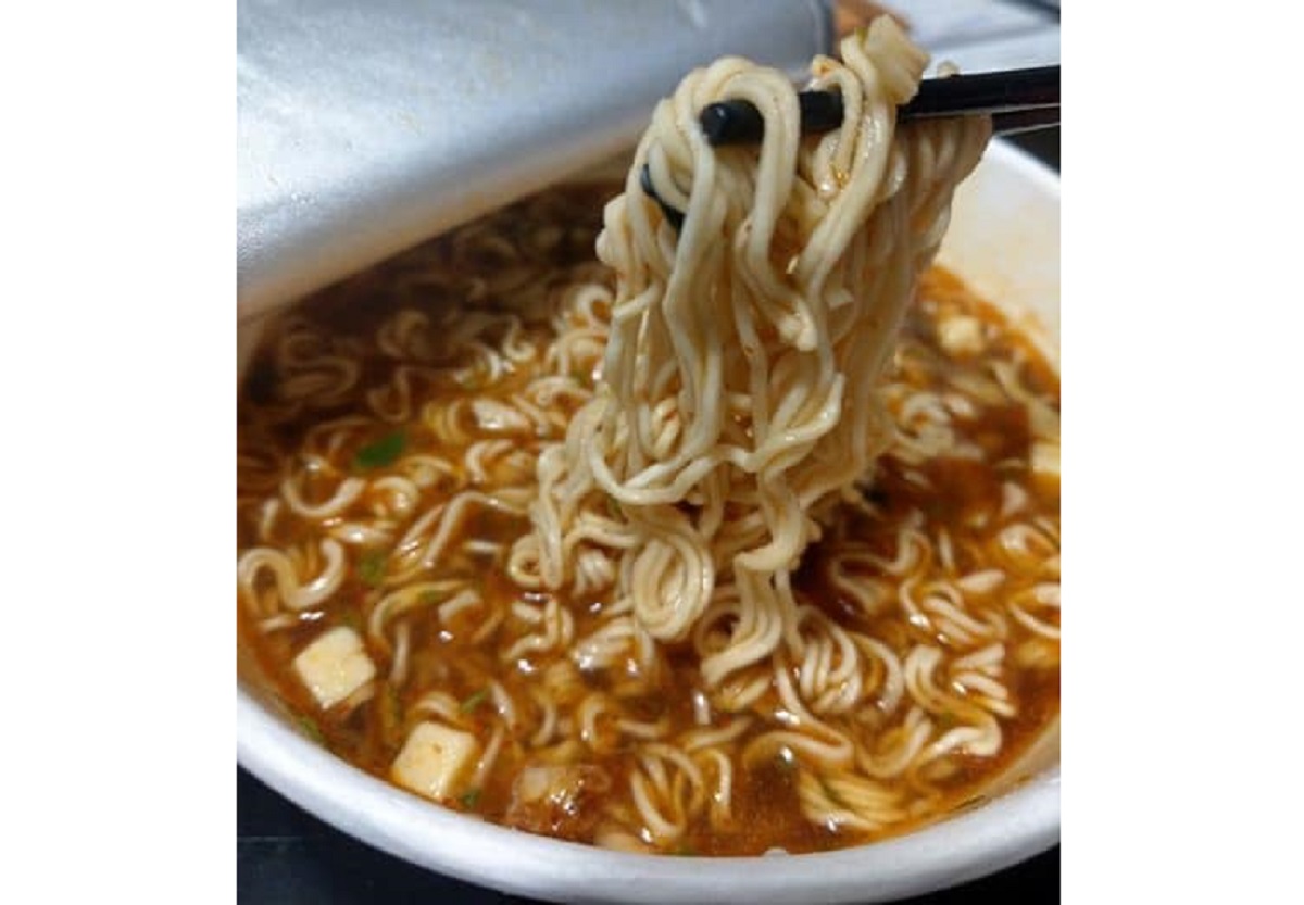 ▲碗裝泡麵設計太可惡？學生妹一撕傻眼，網全笑爆。（示意圖／翻攝自我愛全聯-好物老實説）