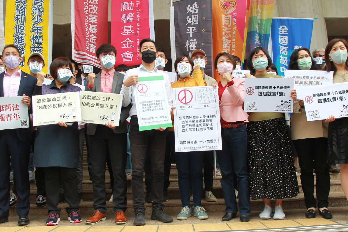 ▲修憲議題中，18歲公民權的討論備受關注。圖為4月，18歲公民權推動聯盟與跨黨派立委組成的「關注世代正義連線」，推動修憲進程。（圖／記者葉正勳攝 2020.04.15）