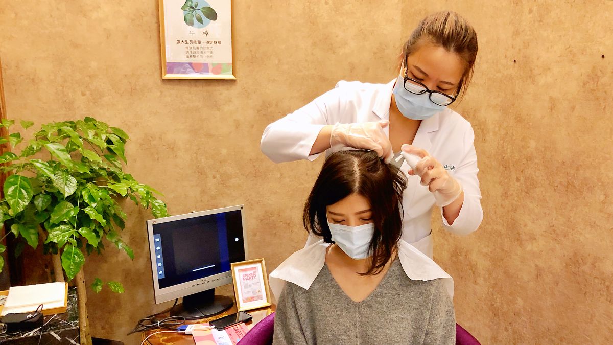 ▲ 「健髮體驗」透過頭皮檢測儀、示範引導，教導消費者如何在家自行操作保養髮根與頭皮。（圖／記者陳美嘉攝）