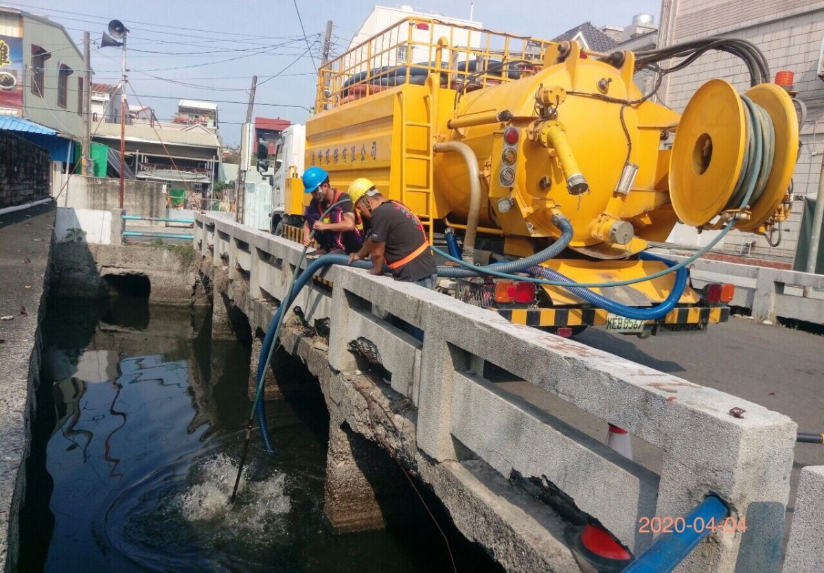 ▲高市水利局出動吸泥車進行茄萣大排清疏。(圖／高市府水利局提供)