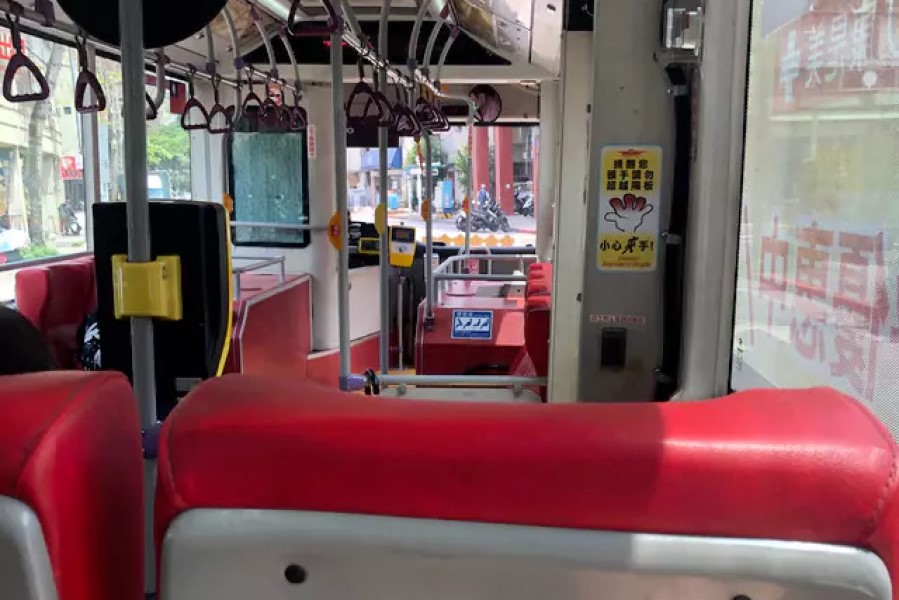 ▲公車司機見有乘客口罩沒戴好又咳嗽，主動停下車起身消毒座位。（圖／翻攝Dcard）