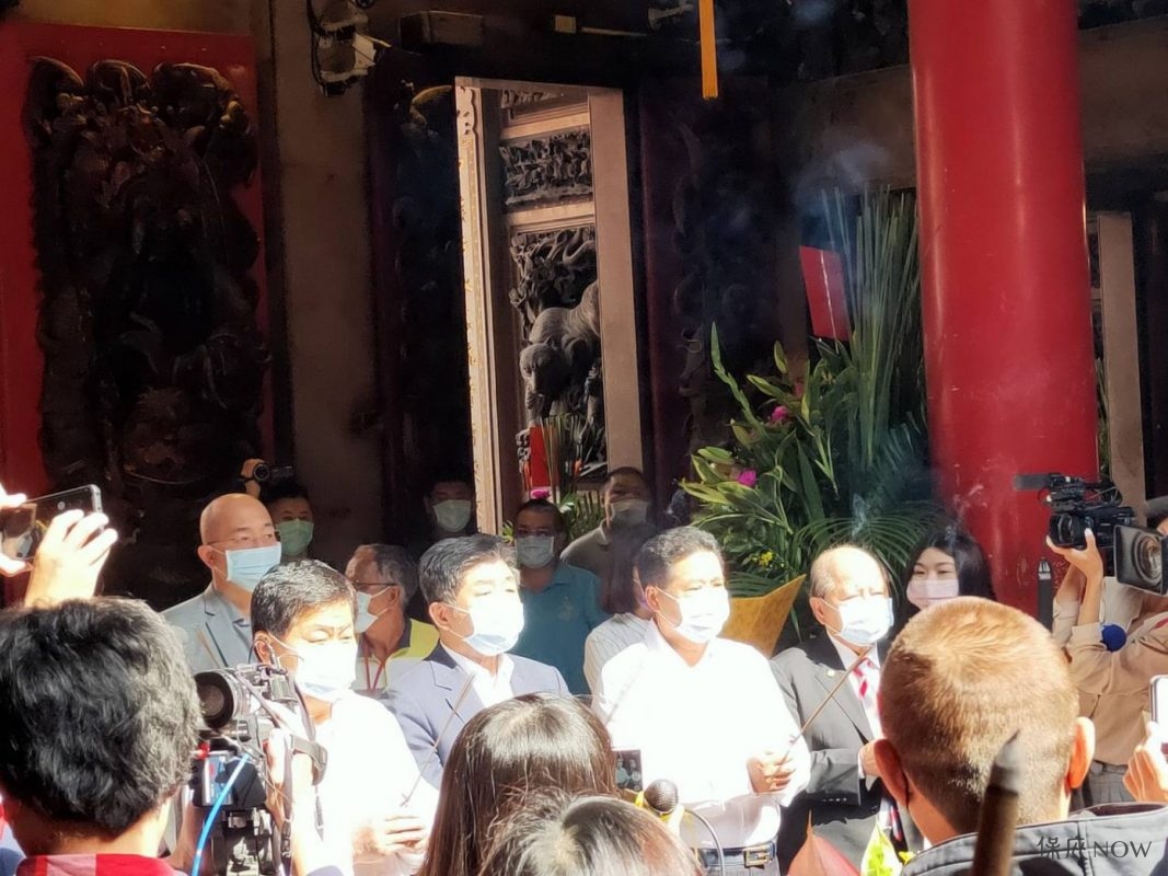 中央流行疫情指揮中心指揮官陳時中來到大甲鎮瀾宮參香。 (圖／柳榮俊攝2020.4.15)