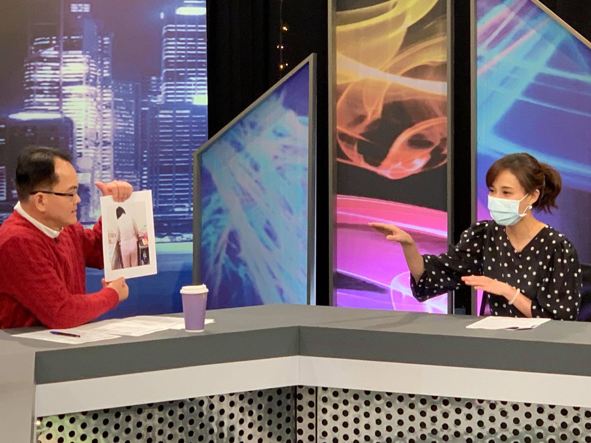 ▲何妤玟（右）上JET《新聞挖挖哇》大聊婚變。（圖／JET）