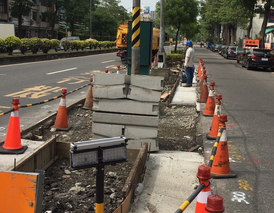 ▲高雄市交通局進行候車亭環境改善工程，籲請用路人行經工區路段應小心駕駛，以維安全。(圖／記者黃守作攝，2020.04.15)