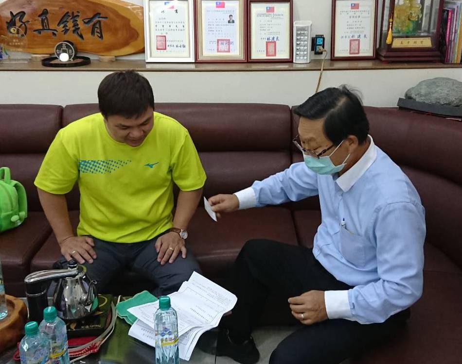 ▲高雄市區監理所所長陳崑山(右)協助運輸業者防疫紓困。(圖／記者黃守作攝，2020.04.15)